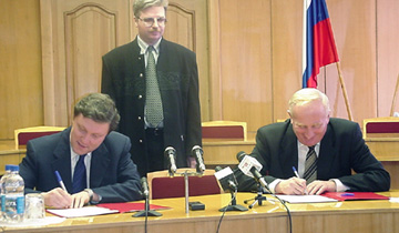 Grigory Yavlinsky and Viktor Kress signing the cooperation agreement between Yabloko and Tomsk Region. March 29, 2001