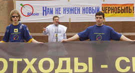 Andrei Babushkin (centre), Deputy Head of the Moscow branch of YABLOKO, Chairman of the Public Committee 