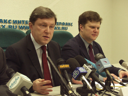 Григорий Явлинский и Сергей Митрохин на пресс-конференции в Интерфаксе 23 декабря 2002 г. фото: Сергей Локтионов, пресс-служба