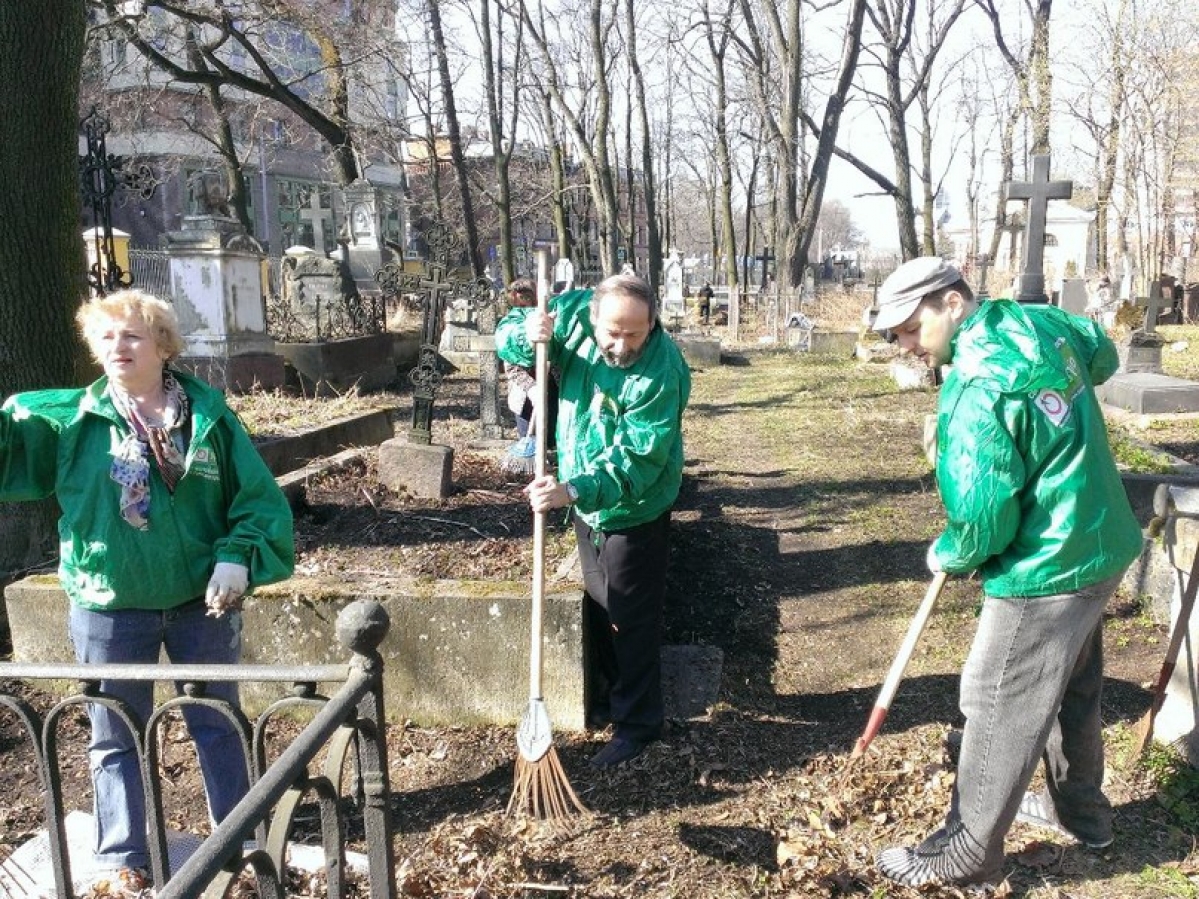 На субботнике на Смоленском кладбище