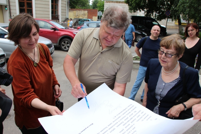Сергей Митрохин подписывает обращение граждан