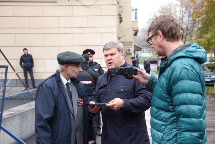 Сергей Митрохин в беседе с ветераном