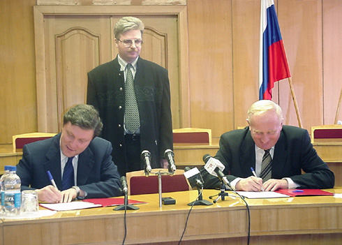 Григорий Явлинский и Виктор Кресс подписывают соглашение о сотрудничестве между "ЯБЛОКОМ" и Томской областью. 29 марта 2001 г.