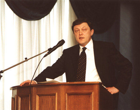 Григорий Явлинский выступает на юбилейной конференции "25 лет Московской Хельсинкской группе" Москва, 12 мая 2001 г. фото: Ольга Швейцер