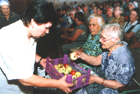 Яблочный Спас в подмосковной Малаховке. 19 августа 2001 г. фото: Ольга Швейцер