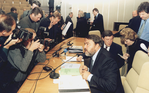 Игорь Артемьев и Григорий Явлинский на пресс-конференции в Госдуме 27 сентября 2001 г. фото: Ольга Швейцер