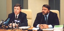 Григорий Явлинский и Игорь Артемьев на пресс-конференции в Госдуме 27 сентября 2001 г. фото: Ольга Швейцер