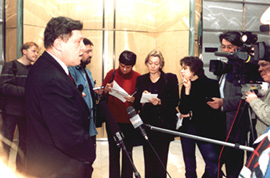 Григорий Явлинский отвечает на вопросы журналистов на Демсовещании 3 декабря 2001 г. фото: Ольга Швейцер