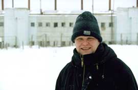 Сергей Митрохин на территории Горно-химического комбината в Железногорске. 9 февраля 2002 г.