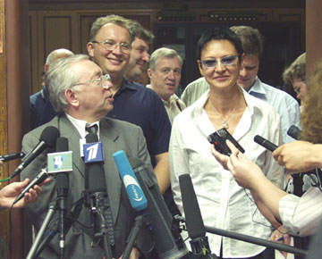 Брифинг Владимира Лукина и Ирины Хакамады 5 июля 2002 г.  фото: Сергей Локтионов, пресс-служба