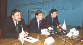 Игорь Артемьев, Григорий Явлинский и Сергей Иваненко на пресс-конференции в Госдуме 8 октября 2002 г. фото: Ольга Швейцер