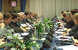 Депутат Европарламента от Финляндии Рейно Паасилинна и вице-спискер Госдумы Владимир Лукин на брифинге по итогам заседания Бюро Комитета парламентского сотрудничества Россия-Европейский союз.
