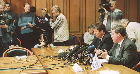 Сергей Иваненко и Григорий Явлинский на пресс-конференции "О недоверии правительству". 10 июня 2003 г. фото: Ольга Швейцер