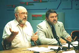 Сергей Попов и Игорь Артемьев на пресс-конференции о запросе по пенсиям в КС. 16 июля 2003г. фото: Ольга Швейцер