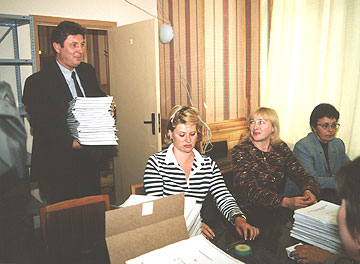 Сергей Иваненко сдает подписи за "ЯБЛОКО" в ЦИК. 3 октября 2003 г. фото: Ольга Швейцер