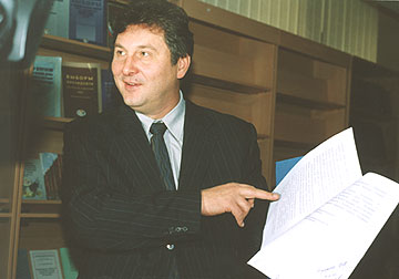 Сергей Иваненко после регистрации "ЯБЛОКА" в ЦИКе. 9 октября 2003 г. фото: Ольга Швейцер