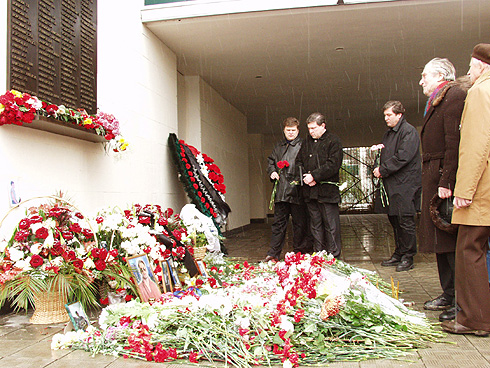 Г. Явлинский, С. Иваненко и С. Митрохин возложили венок у мемориальной доски на Дубровке, 26 октября 2003 г. Фото - С. Локтионов