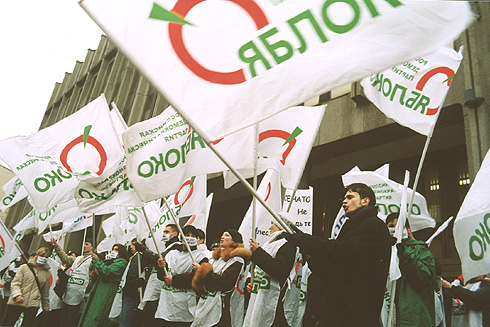 Акция Московского ЯБЛОКА против принятия Советом Федерации поправок в Лесной Кодекс. 26 ноября 2003 г. фото: Ольга Швейцер