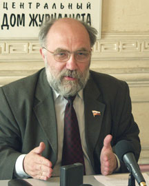 Депутат Сергей Попов на пресс-конференции в Москве 14 мая 2002 г. фото: Сергей Локтионов, пресс-служба