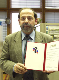 Борис Вишневский с дипломом Сюза журналистов. 7 февраля 2003 г. фото: Сергей Локтионов