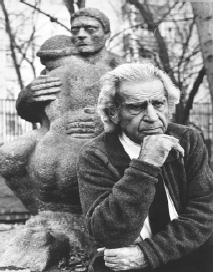 Николай Никогосян возле одной из своих скульптурных композиций