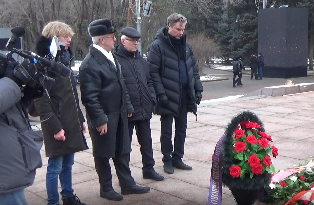Александр Ефимов и активисты «Яблока» на площади Павших Героев в Волгограде
