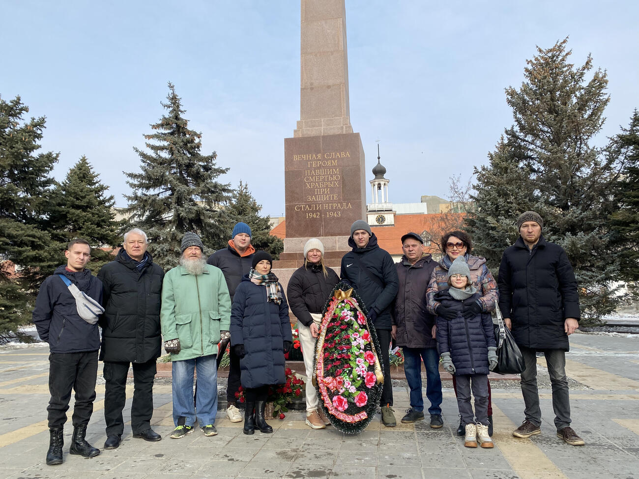 Галина Болдырева и активисты «Яблока» на площади Павших Героев в Волгограде