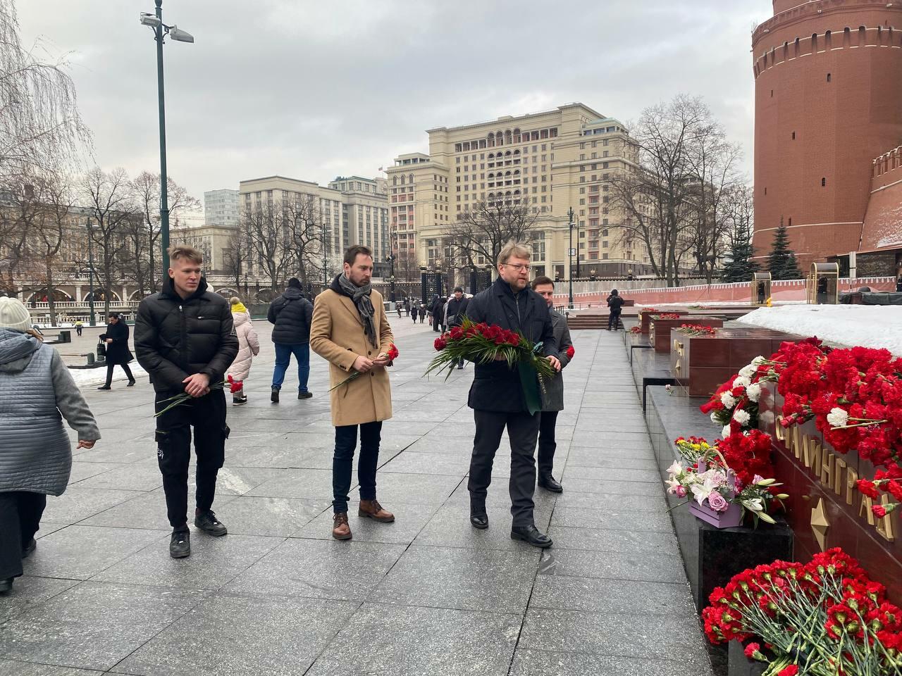 Николай Рыбаков, Иван Большаков и Кирилл Гончаров у стелы в Александровском саду в Москве