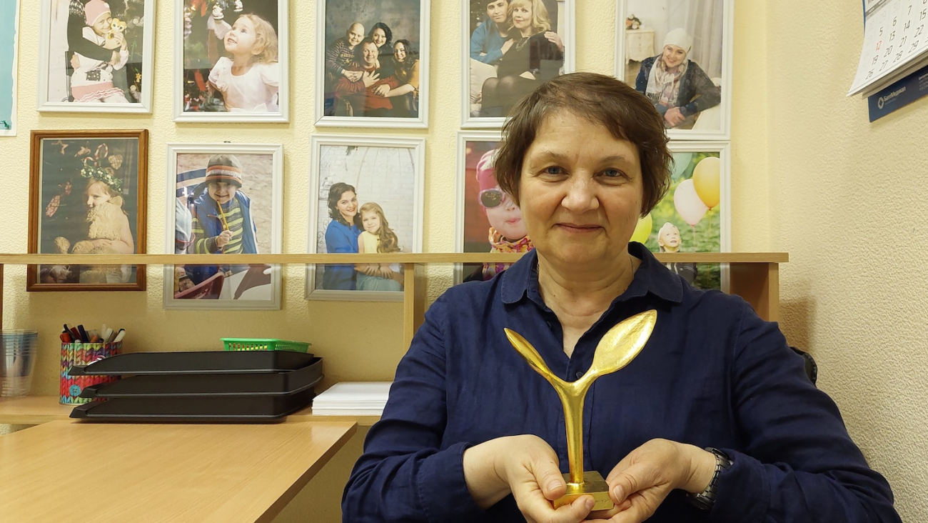  Елена Грачева, член Правления Фонда AdVita, один из его основателей, со знаком премии Гилеля Сторча