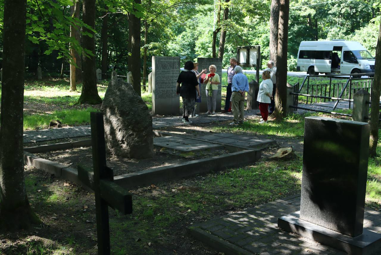 Делегация «Яблока» на интернациональном кладбище военнопленных «Тамбов-Рада»