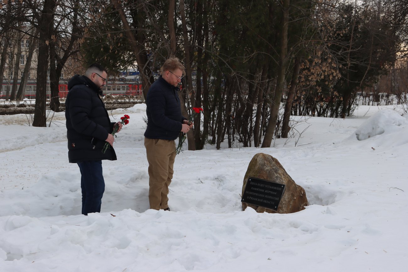 Николай Рыбаков и Константин Смирнов возлагают цветы к закладному камню памятника жертвам политрепрессий 