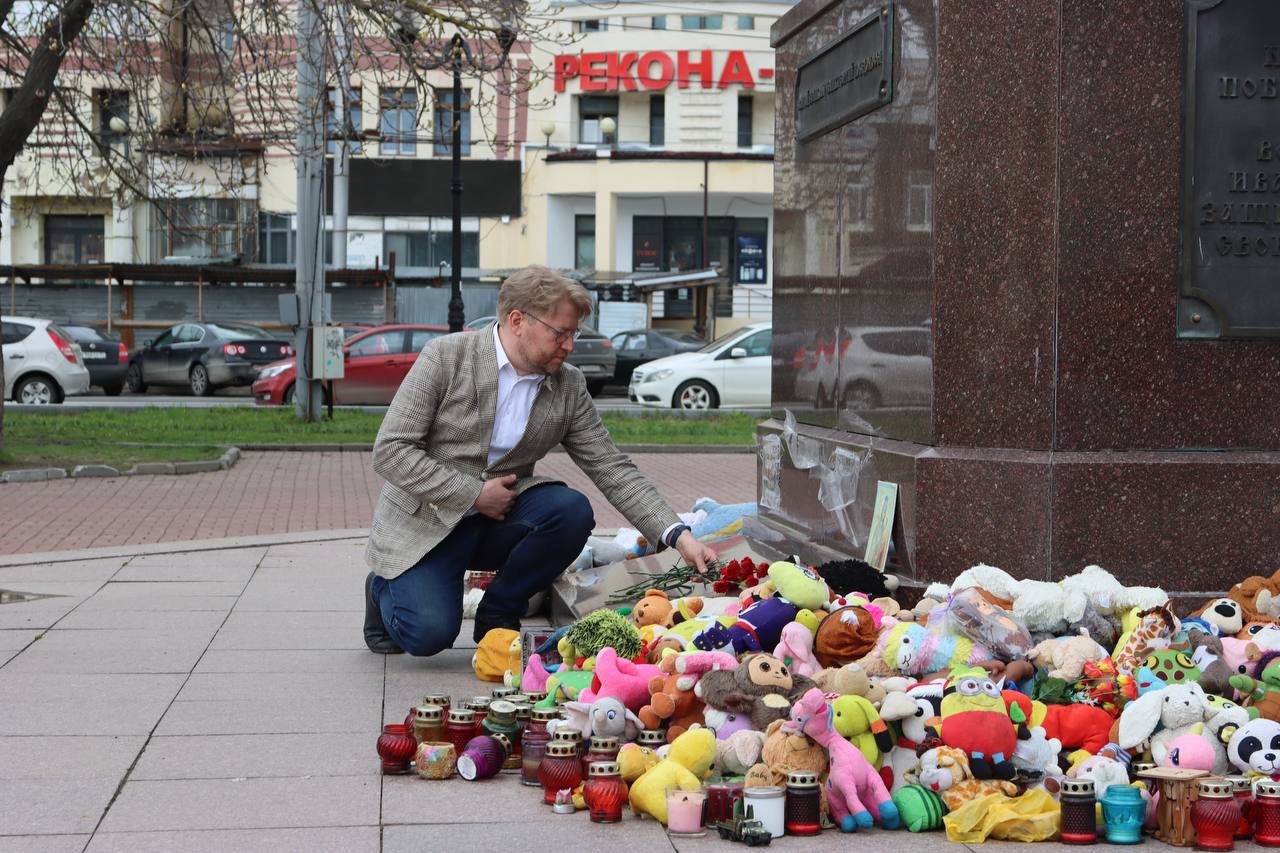 Николай Рыбаков возлагает цветы в память о погибших в «Крокус сити холле»
