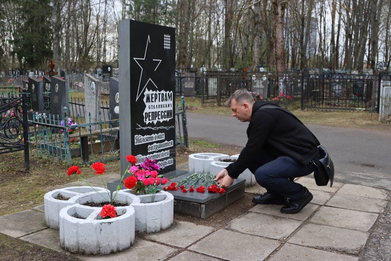 Председатель Ивановского «Яблока» Андрей Автонеев возлагает цветы к памятнику жертвам политрепрессий