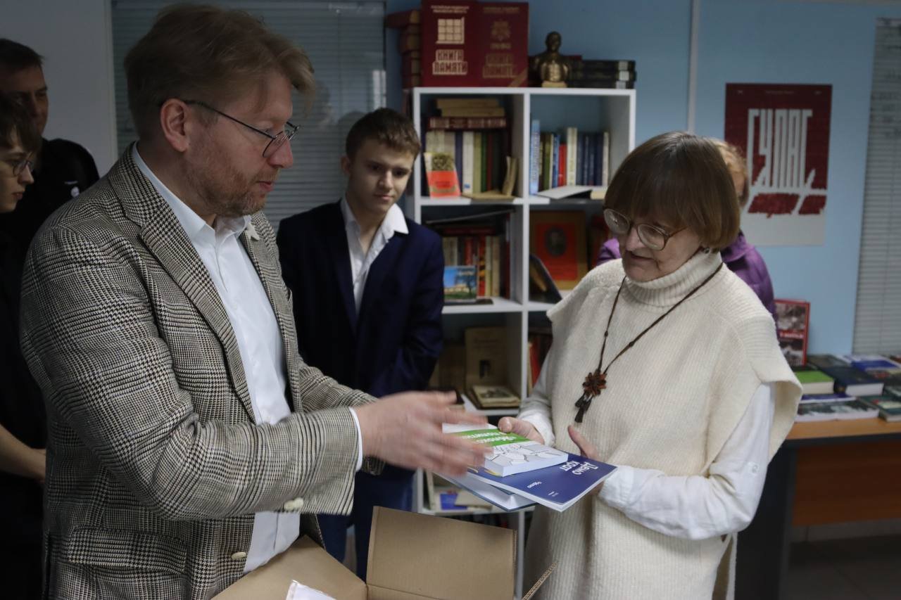 Николай Рыбаков передает книги для библиотеки им. Джорджа Оруэлла 