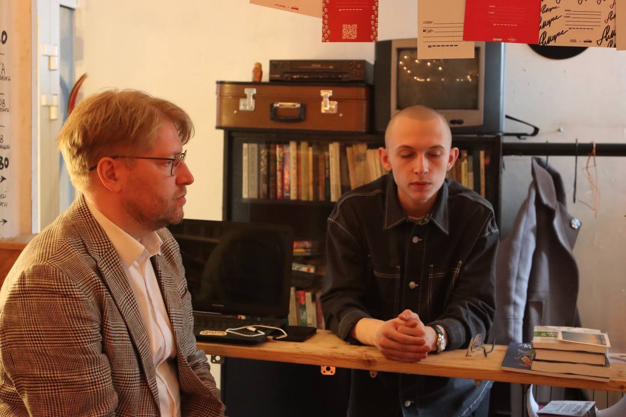 Николай Рыбаков на встрече с организатором арт-центра «Шкаф» в Иваново
