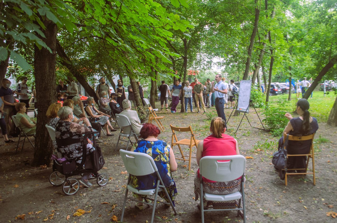 Жители Москвы выбирают, на что в первую очередь нужно потратить бюджетные деньги в их районе. Фото: пресс-служба «Яблока»