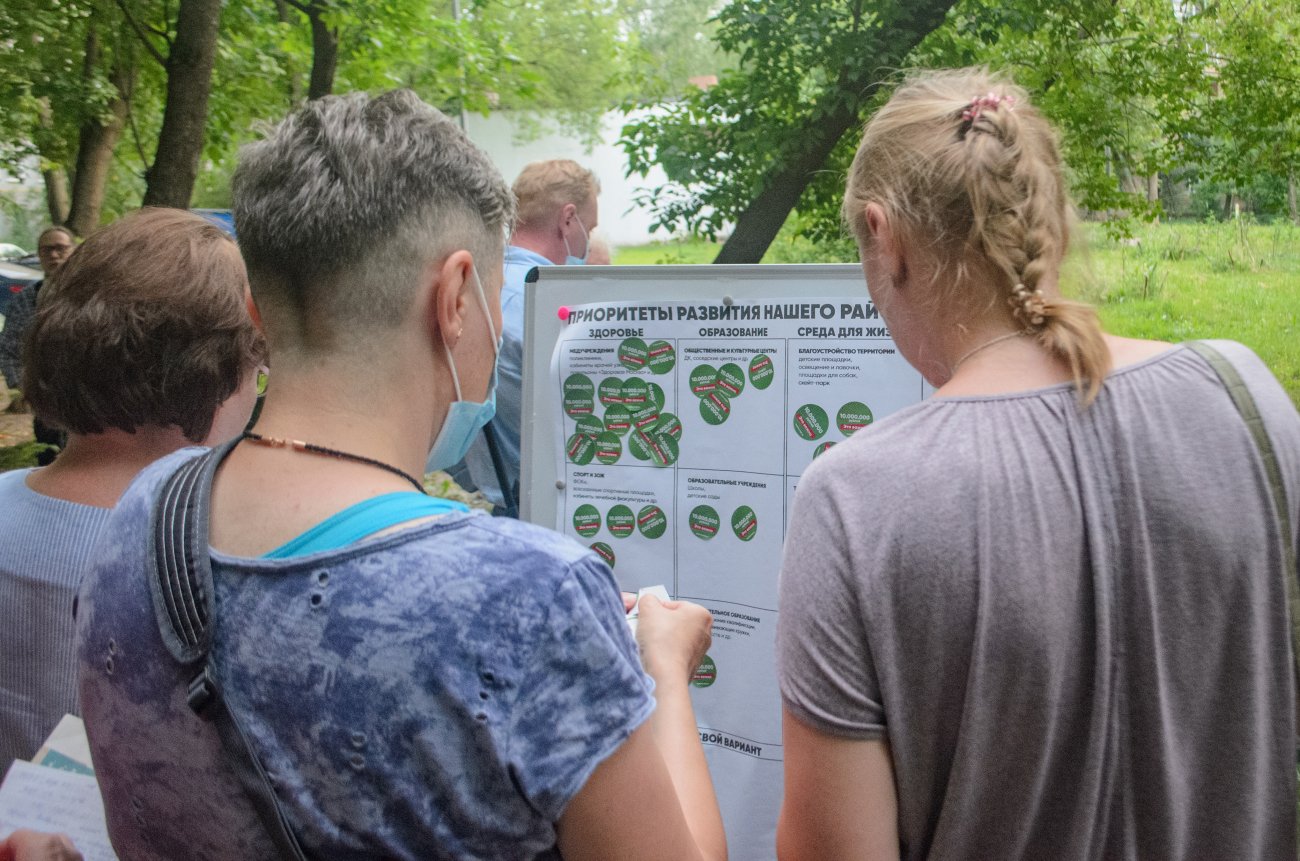 Жители Москвы выбирают, на что в первую очередь нужно потратить бюджетные деньги в их районе. Фото: пресс-служба «Яблока»