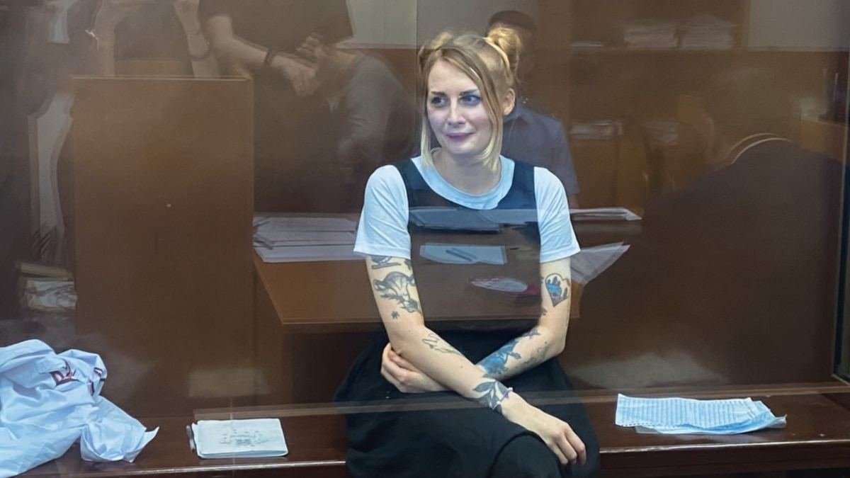 Анна Бажутова, Тату-художница и блогер, известная под псевдонимом YokoBovich. В июне 2024 года приговорена к 5,5 годам колонии по статье о «фейках» об армии (ч. 2 ст. 207.3 УК) из-за стрима, во время которого она высказалась по поводу событий в Буче. В настоящий момент находится в СИЗО-5 Перми, где ей перестали выдавать назначенные врачом медикаменты