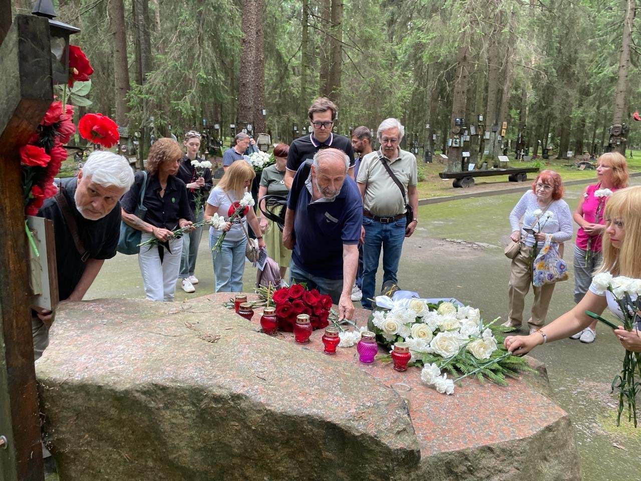 Делегация «Яблока» на Левашовском кладбище: Борис Вишневский