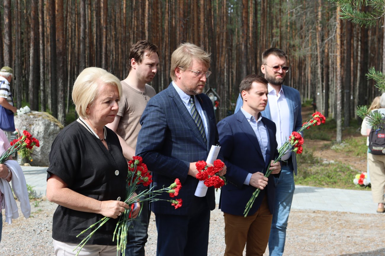 Делегация «Яблока» в Сандармохе: Эмилия Слабунова, Кирилл Гончаров, Николай Рыбаков, Иван Большаков, Владимир Дорохов