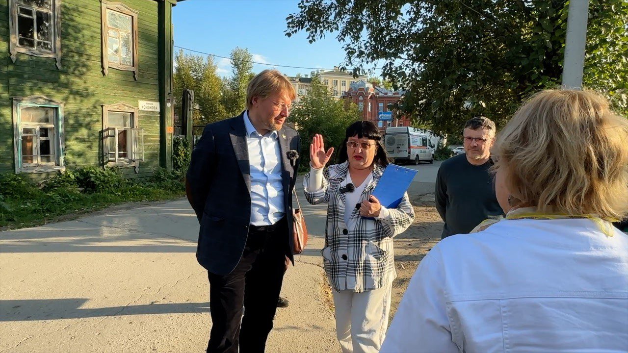 Николай Рыбаков и Евгений Каверзин на встрече с председателем ТОС «Купеческий» Ольгой Фроловой/пресс-служба партии