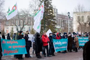 Николай Рыбаков с собравшимися в гайд-парке Барнаула