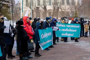 Николай Рыбаков с собравшимися в гайд-парке Барнаула