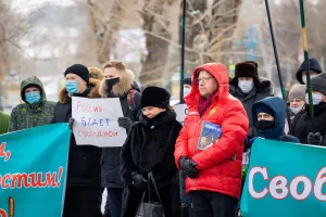 Николай Рыбаков с собравшимися в гайд-парке Барнаула