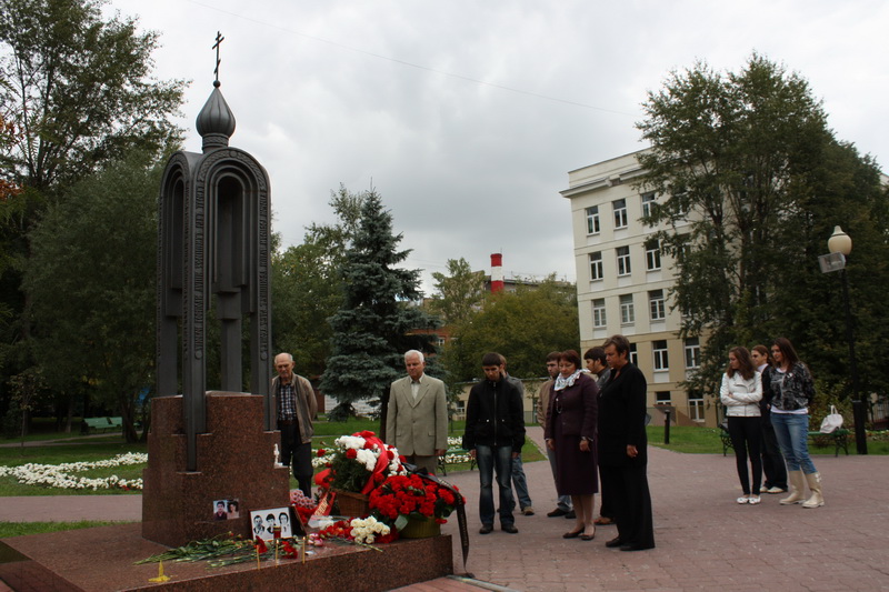 Каширское шоссе 6 корпус 3. Мемориал жертвам теракта на Каширском шоссе. Взрыв на Каширском шоссе 1999 мемориал. Памятник жертвам теракта Каширское шоссе. Каширское шоссе взрыв 1999.