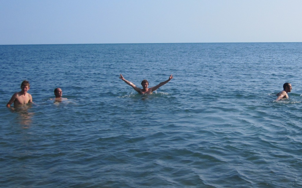 Зеленый купаться. Привет путинский пляж Смолинский. Купание в зеленых тазах.