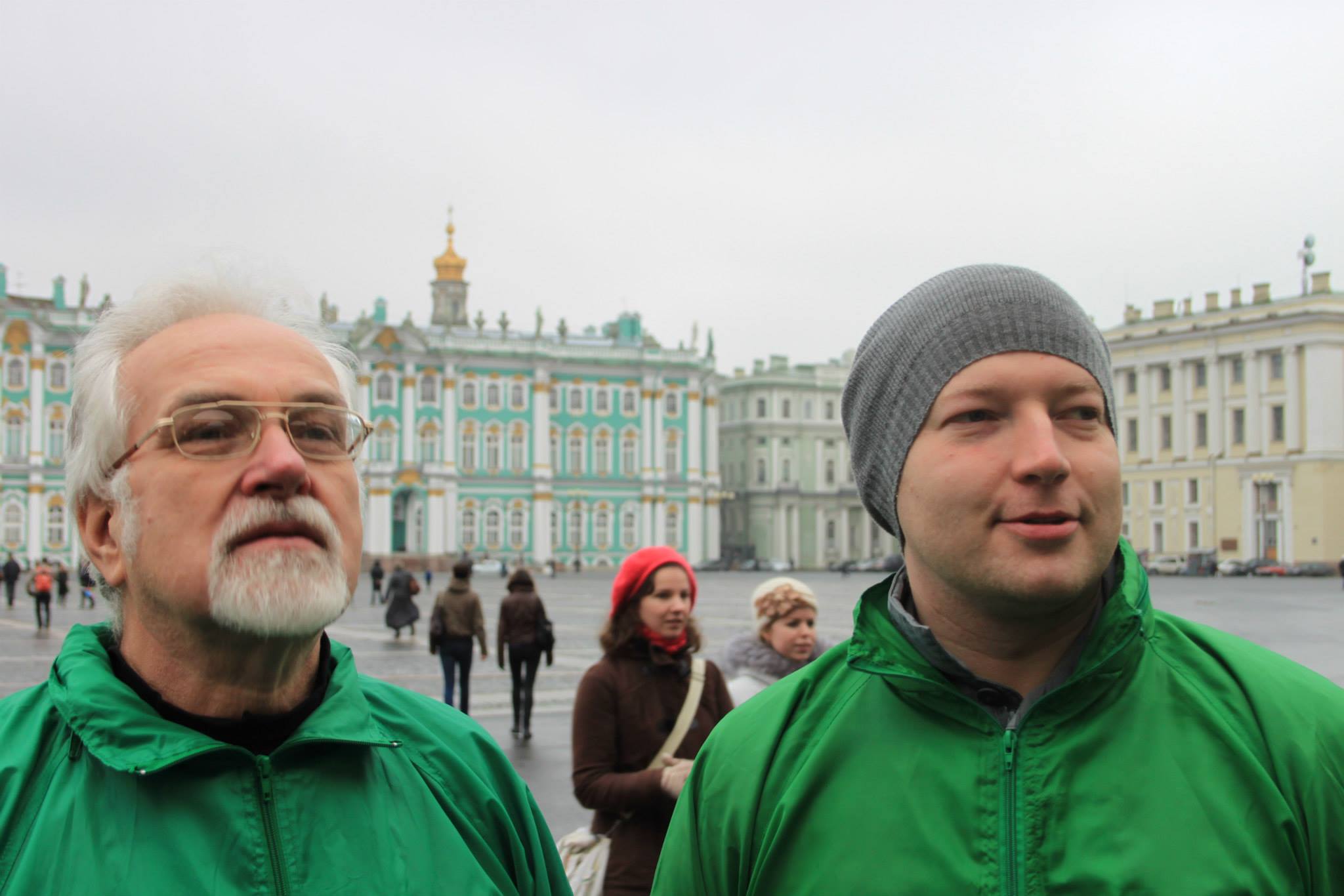 Пристарелая парочка активно проводит время на пенсии