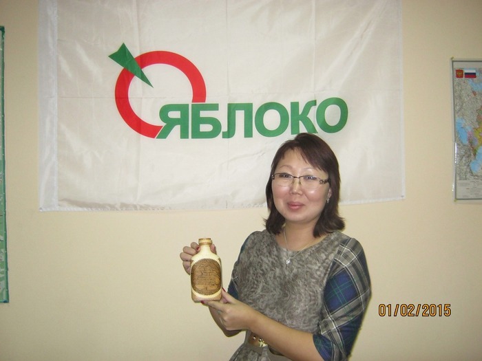 Наталья Тумуреева на Сибирском Зеленом форуме в Новосибирске демонстрирует фляжку с набранной из Байкала водой.