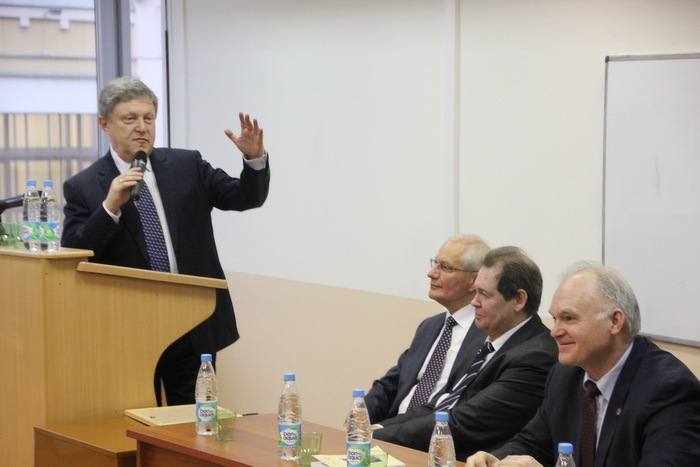 Григорий Явлинский, первый проректор РЭУ Леонид Брагин, Александр Куртин, заведующий кафедрой экономики труда и управления персоналом РЭУ Вячеслав Бобков 