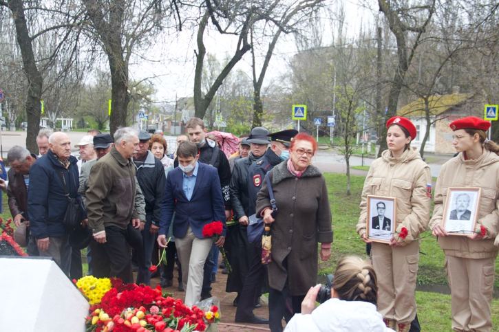 Акция памяти в Ейске,депутат райсовета Александр Коровайный с цветами